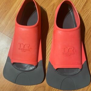 Tyr burner swim fins. Great condition.